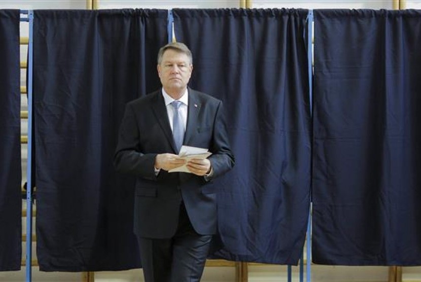 Presiden Rumania Klaus Iohannis memberikan suara dalam pemilu pada 11 Desember 2016.