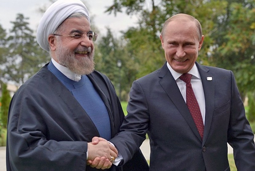 Presiden Rusia Vladimir Putin bersalaman dengan timpalannya dari Iran Hassan Rouhani saat KTT pemimpin kawasan Laut Kaspia di selatan Kota Astrakhan, 29 September 2014. 