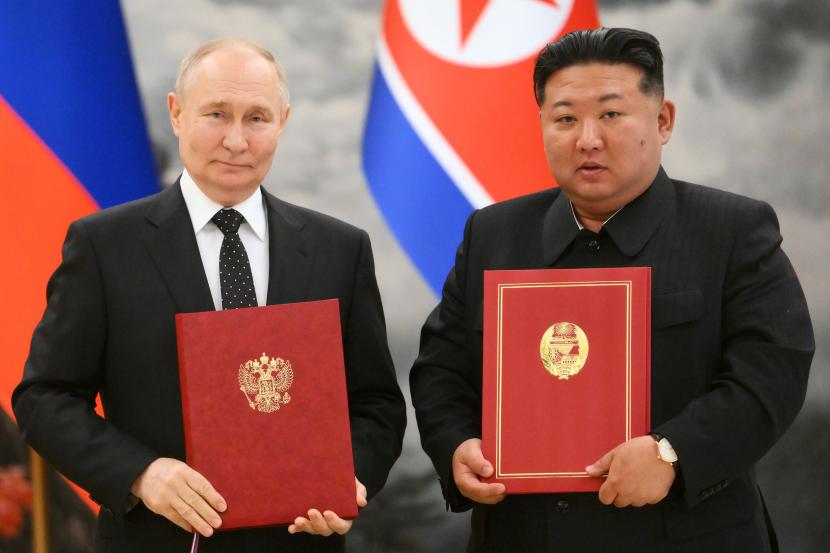 Presiden Rusia Vladimir Putin bersama Pemimpin Korea Utara Kim Jong Un berfoto bersama di Pyongyang, Korea Utara.