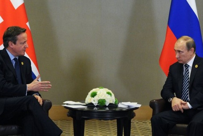 Presiden Rusia Vladimir Putin bersama Perdana Menteri Inggris David Cameron.