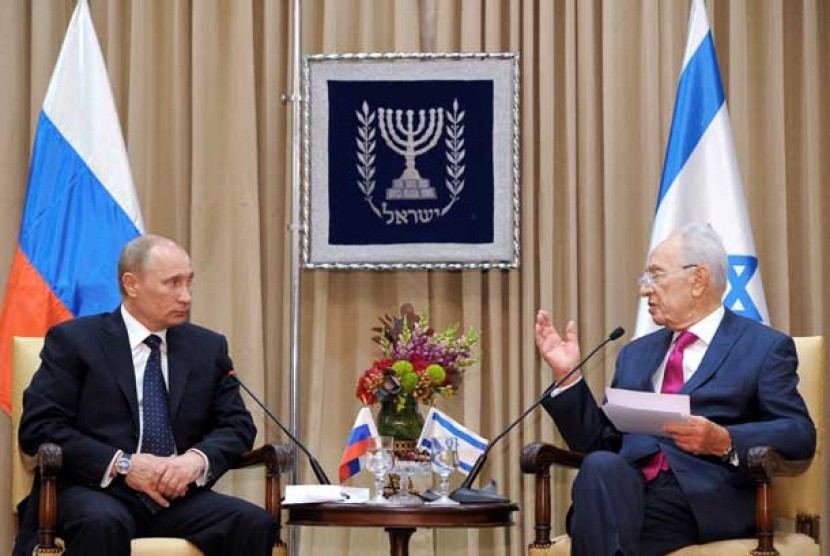 Presiden Rusia Vladimir Putin bertemu Presiden Israel Shimon Peres, Senin (25/6)