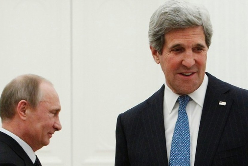 Presiden Rusia Vladimir Putin dan Menlu AS John Kerry.