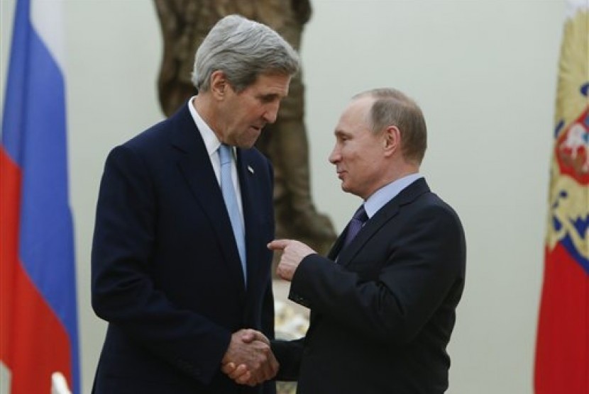 Presiden Rusia Vladimir Putin dan Menlu AS John Kerry.