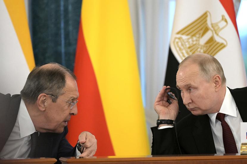 Presiden Rusia Vladimir Putin (kanan) dan Menlu Rusia Sergei Lavrov. 