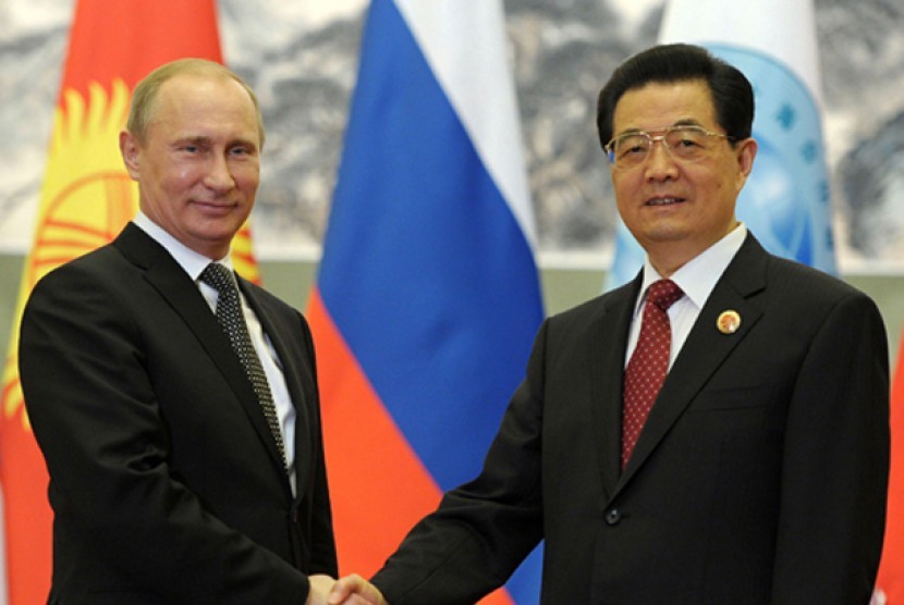Presiden Rusia Vladimir Putin dan Presiden Cina Hu Jintao  