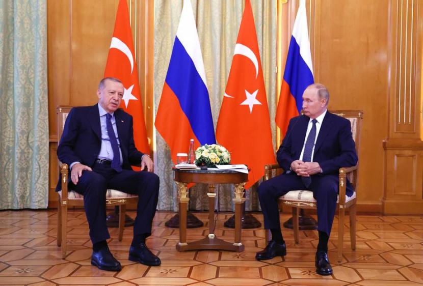Presiden Rusia Vladimir Putin (kanan) berbincang dengan Presiden Turki Recep Tayyip Erdogan saat bertemu di Sochi, Rusia, 5 August 2022. Pemberi pinjaman Turki Isbank dan Denizbank telah menangguhkan penggunaan sistem pembayaran Rusia Mir.