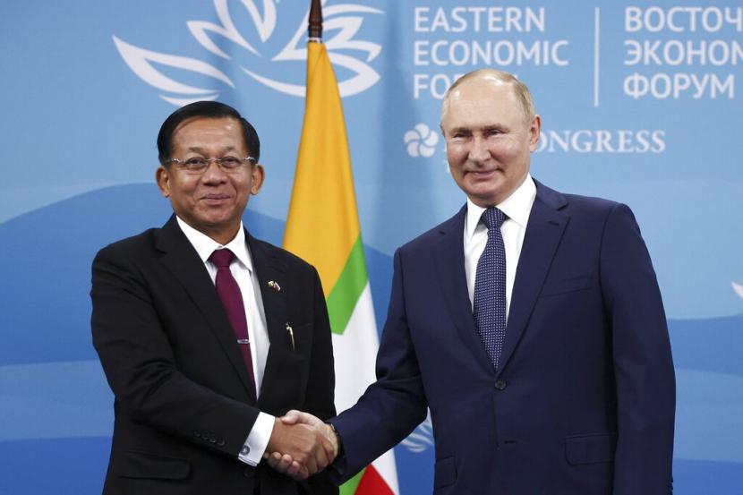 Presiden Rusia Vladimir Putin, kanan, dan Ketua Dewan Administrasi Negara Myanmar Jenderal Senior Min Aung Hlaing berfoto saat pertemuan mereka di sela-sela Forum Ekonomi Timur di Vladivostok, Rusia, Rabu, 7 September 2022.