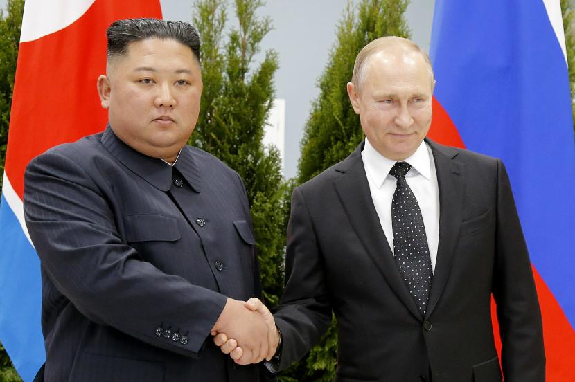 Presiden Rusia Vladimir Putin, kanan, dan pemimpin Korea Utara Kim Jong Un berjabat tangan selama pertemuan mereka di Vladivostok, Rusia pada 25 April 2019. 