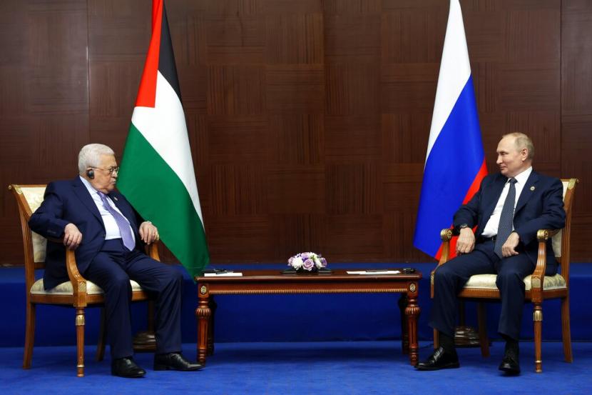 Presiden Rusia Vladimir Putin, kanan, dan Presiden Palestina Mahmoud Abbas berbicara, selama pertemuan mereka di sela-sela Konferensi Tingkat Tinggi Interaksi dan Langkah-langkah Membangun Kepercayaan di Asia (CICA), di Astana, Kazakhstan, Kamis, 13 Oktober 2022.