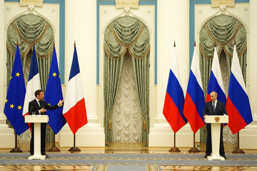 Presiden Rusia Vladimir Putin, kanan, mendengarkan Presiden Prancis Emmanuel Macron yang tengah berbicara di Moskow, Senin (7/2/2022). Usai bertemu Putin, Macron bertolak ke Kyiv, Ukraina pada Selasa (8/2/2022) pagi waktu setempat