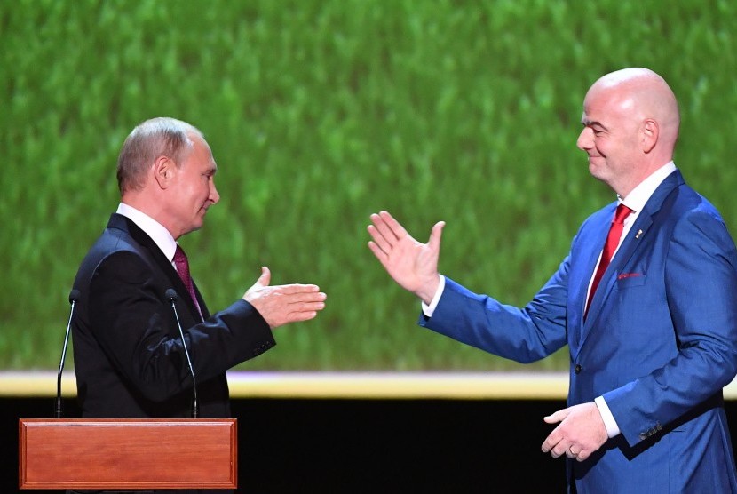 Presiden Rusia Vladimir Putin (kiri) berjabat tangan dengan Presiden FIFA Gianni Infantino (R) sebelum konser bintang opera dunia di Teater Bolshoi Akademik Negara di Moskow, Rusia, 14 Juli 2018. 