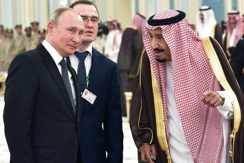 Presiden Rusia Vladimir Putin (kiri) bersama Raja Salman dari Arab Saudi saat kunjungan Putin ke Riyadh. Raja Salman akan memimpin pertemuan virtual luar biasa para pemimpin dari Kelompok 20. Ilustrasi.