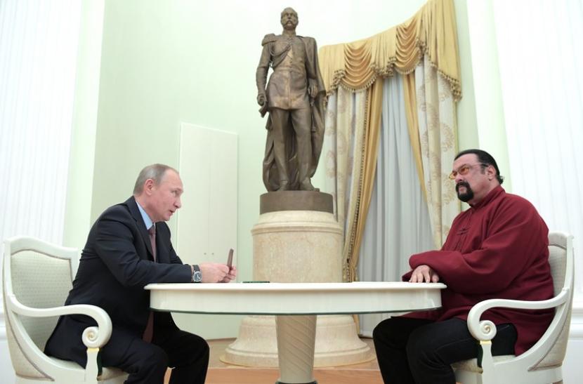 Presiden Rusia Vladimir Putin (kiri) bertemu dengan aktor AS Steven Seagal (kanan) di Kremlin di Moskow, Rusia, 25 November 2016. Seagal yang mengaku pernah bekerja untuk CIA kini tinggal di Rusia.