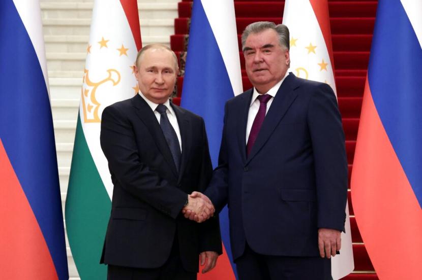 Presiden Rusia Vladimir Putin, kiri, dan Presiden Tajikistan Emomali Rakhmon berfoto selama pertemuan mereka di Dushanbe, Tajikistan, Selasa, 28 Juni 2022.