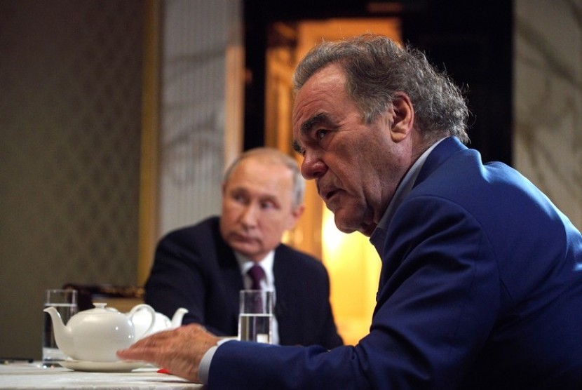 Presiden Rusia Vladimir Putin (kiri) dan sutradara asal AS Oliver Stone (kanan). Stone yang sudah divaksinasi dengan Sputnik V di Rusia menerima vaksin Pfizer saat pulang ke Amerika.
