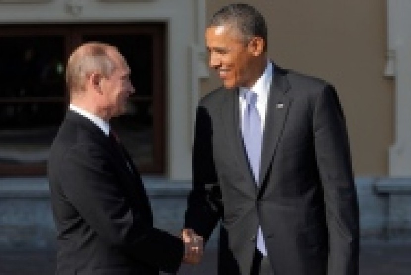 Presiden Rusia Vladimir Putin (kiri) menjabat tangan Presiden AS Barack Obama saat hadir di G-20 di St Petersburg, Rusia.