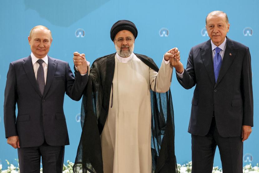 Presiden Rusia Vladimir Putin, kiri, Presiden Iran Ebrahim Raisi, tengah, dan Presiden Turki Recep Tayyip Erdogan berfoto sebelum pembicaraan mereka di istana Saadabad, di Teheran, Iran, Iran, Selasa, 19 Juli 2022. 