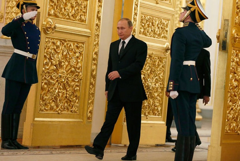  Presiden Rusia Vladimir Putin memasuki Aula Alexadrovsky di Kremlin di Moskow, Rusia, 1 Oktober 2015. 