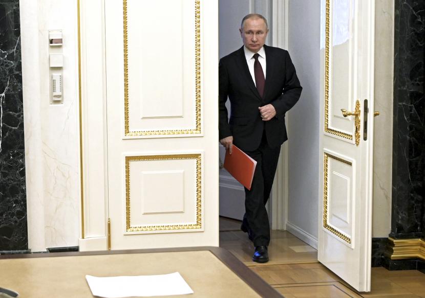 Presiden Rusia Vladimir Putin memasuki aula untuk memimpin pertemuan Dewan Keamanan di Moskow, Rusia, Jumat, 25 Februari 2022. Australia bersiap bergabung dengan negara lain dalam menjatuhkan sanksi ke Putin. Ilustrasi.