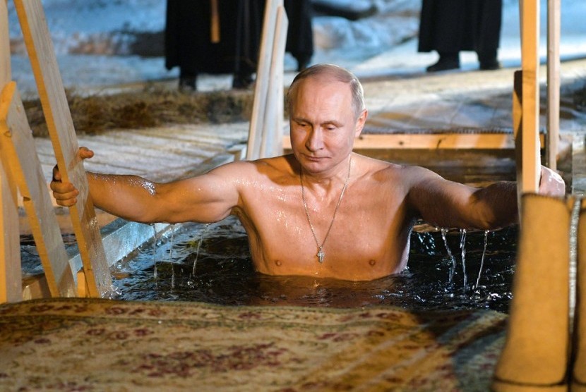 Presiden Rusia Vladimir Putin membenamkan diri di danau beku Seliger saat upacara Epifani di Svetlits, Rusia, Jumat (19/1). 