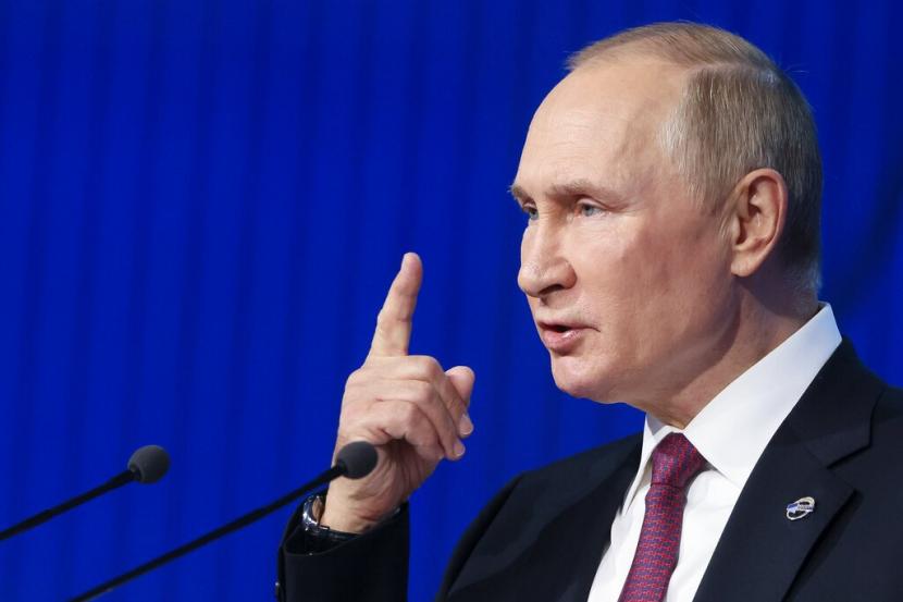 Presiden Rusia Vladimir Putin memberi isyarat saat berbicara pada sesi pleno pertemuan tahunan ke-19 Klub Diskusi Internasional Valdai di luar Moskow, Rusia, Kamis, 27 Oktober 2022.