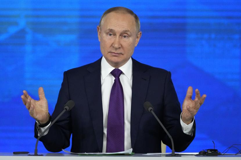 Presiden Rusia Vladimir Putin memberi isyarat saat berbicara selama konferensi pers tahunannya di Moskow, Rusia, Kamis, 23 Desember 2021.