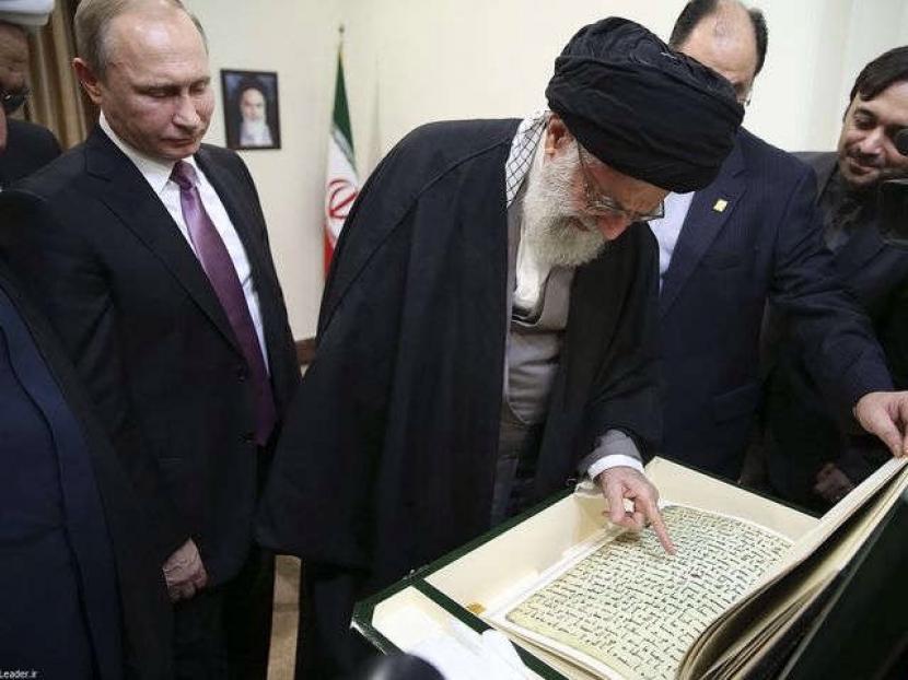 Presiden Rusia Vladimir Putin memberikan hadiah istimewa berupa mushaf Al-Qur’an tertua di Rusia. 