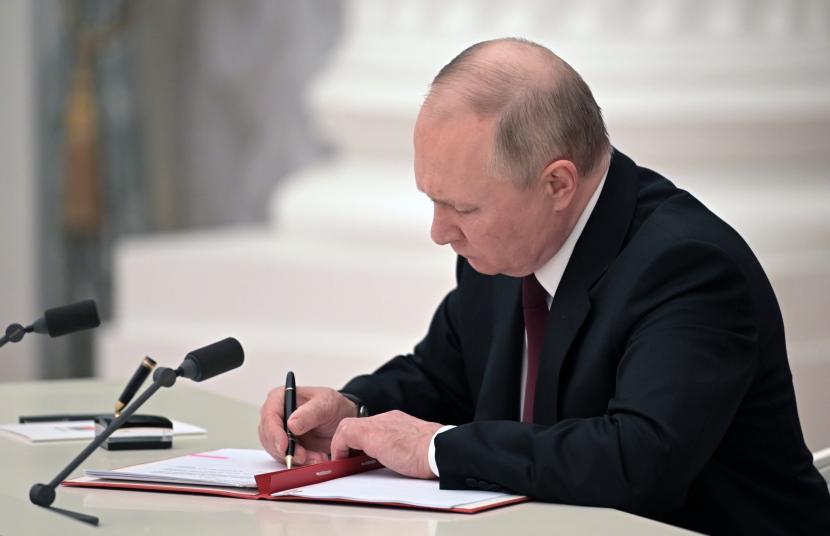 Presiden Rusia Vladimir Putin menandatangani dokumen pengakuan kemerdekaan wilayah separatis di Ukraina timur di Kremlin di Moskow, Rusia, Senin, 21 Februari 2022.