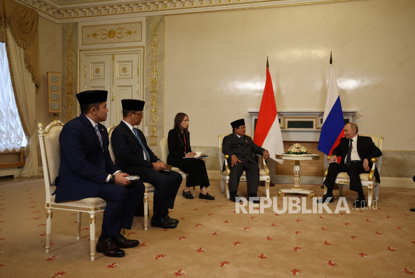 Presiden Rusia Vladimir Putin menerima kunjungan Presiden RI Prabowo Subianto di Istana Konstantinovsky atau Constantine, Saint Petersburg pada Kamis (19/6/2025). 