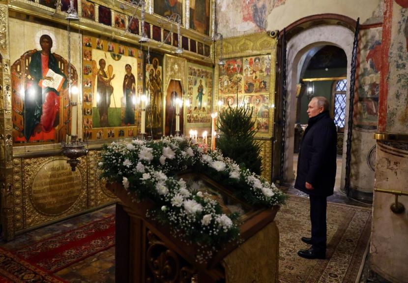 Presiden Rusia Vladimir Putin menghadiri kebaktian Natal di Katedral Kabar Sukacita di Kremlin Moskow di Moskow, Rusia, Jumat, 6 Januari 2023. Umat Kristen Ortodoks merayakan Natal pada 7 Januari, sesuai dengan kalender Julian.
