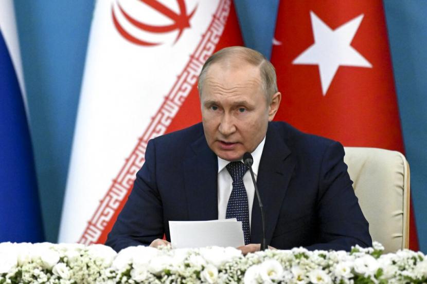 Presiden Rusia Vladimir Putin menghadiri konferensi pers bersama dengan Presiden Iran Ebrahim Raisi dan Presiden Turki Recep Tayyip Erdogan setelah pembicaraan mereka di istana Saadabad, di Teheran, Iran, Selasa, 19 Juli 2022.