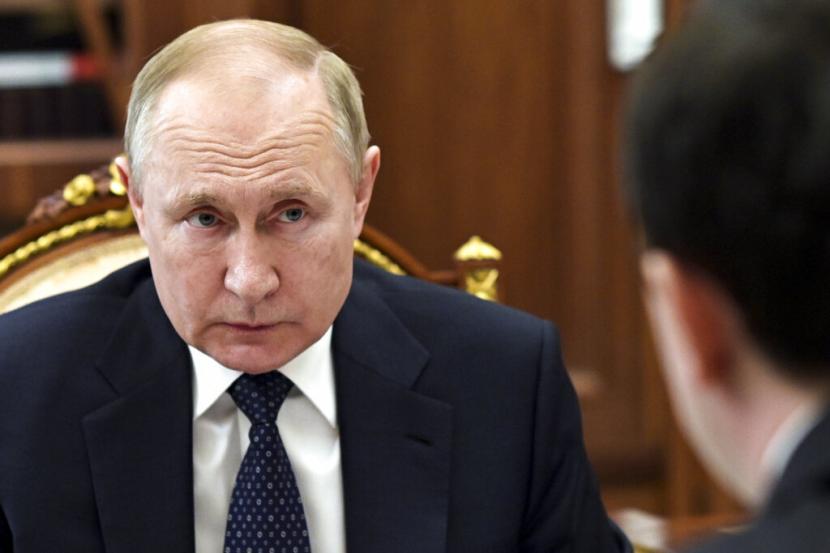 Presiden Rusia Vladimir Putin menghadiri pertemuan di Moskow, Rusia, Selasa, 29 Maret 2022. Jepang mengumumkan sanksi lebih lanjut terhadap Rusia, Selasa (12/4/2022).