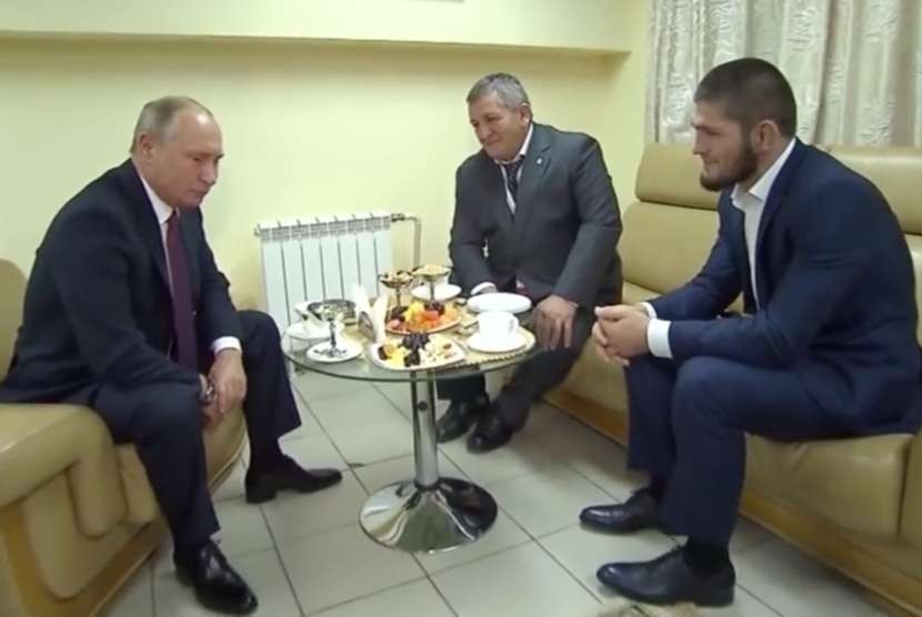 Presiden Rusia, Vladimir Putin mengundang Khabib Nurmagomedov beserta ayahnya untuk bertemu.