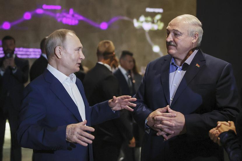 Presiden Rusia Vladimir Putin menjamu Presiden Belarusia Alexander Lukashenko di St Petersburg pada Ahad (23/7/2023). 