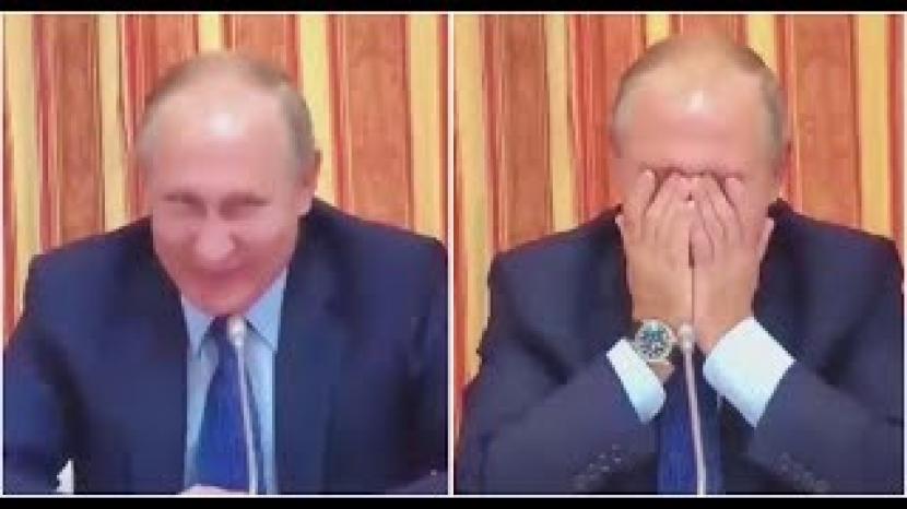 Presiden Rusia Vladimir Putin tertawa setelah melempar lucuan.