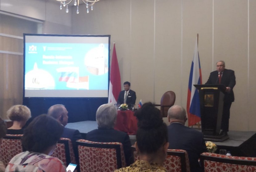 Presiden Russian Federation Chamber of Commerce and Industry (Kadin Rusia) saat berbicara di seminar Kadin di Jakarta, Selasa (12/3).  