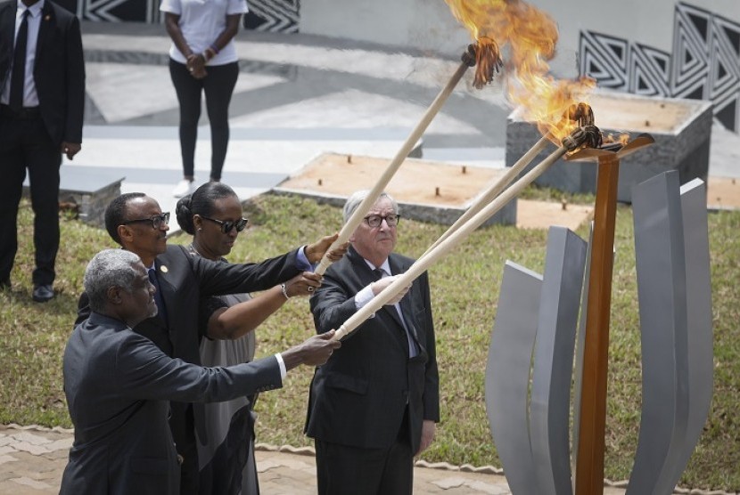 Presiden Rwanda Paul Kagame (kedua kiri) menyalakan api tanda berkabung di Rwanda.