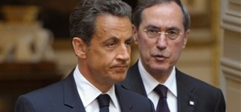 Presiden Sarkozy (kiri) dan Menteri Dalam Negeri Claude Gueant