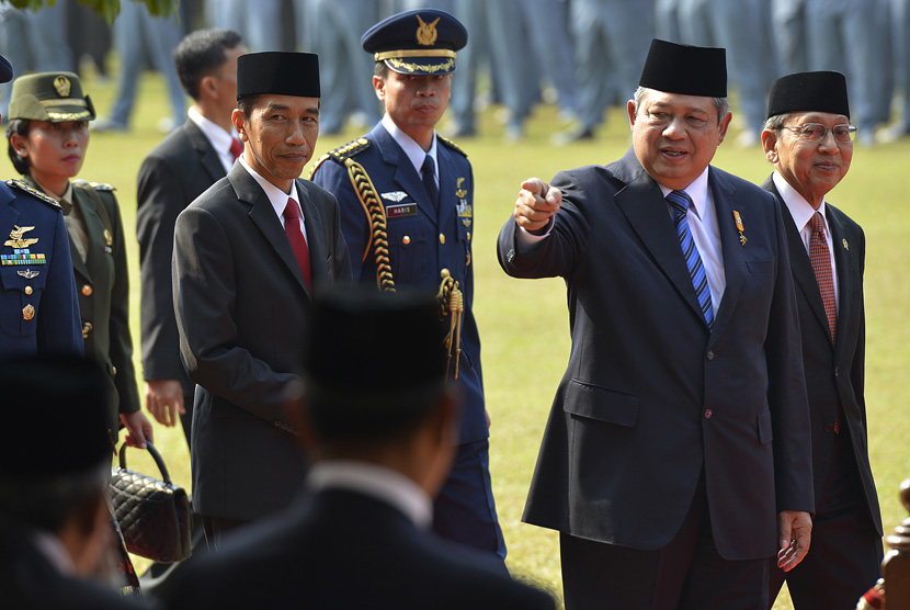 Presiden SBY bersama Boediono dan Joko Widodo menyapa sejumlah tamu dan undangan usai Upacara Peringatan Hari Kesaktian Pancasila di Monumen Pancasila Sakti, Lubang Buaya, Jakarta Timur, Rabu (1/10).(Antara/Widodo S.Jusuf)