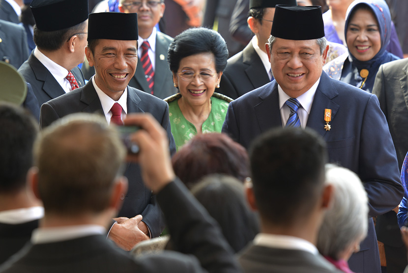 Presiden SBY bersama  Joko Widodo  menyapa sejumlah tamu dan undangan usai Upacara Peringatan Hari Kesaktian Pancasila di Monumen Pancasila Sakti, Lubang Buaya, Jakarta Timur, Rabu (1/10).(Antara/Widodo S.Jusuf)