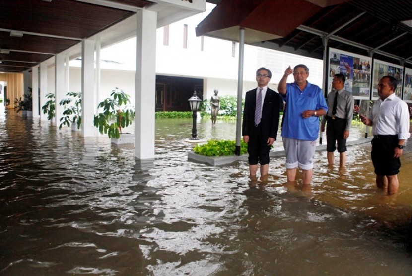 Presiden SBY bersama Menteri Luar Negeri Marty Natalegawa meninjau lokasi banjir di depan Istana Negara Jakarta, Kamis (17/1)