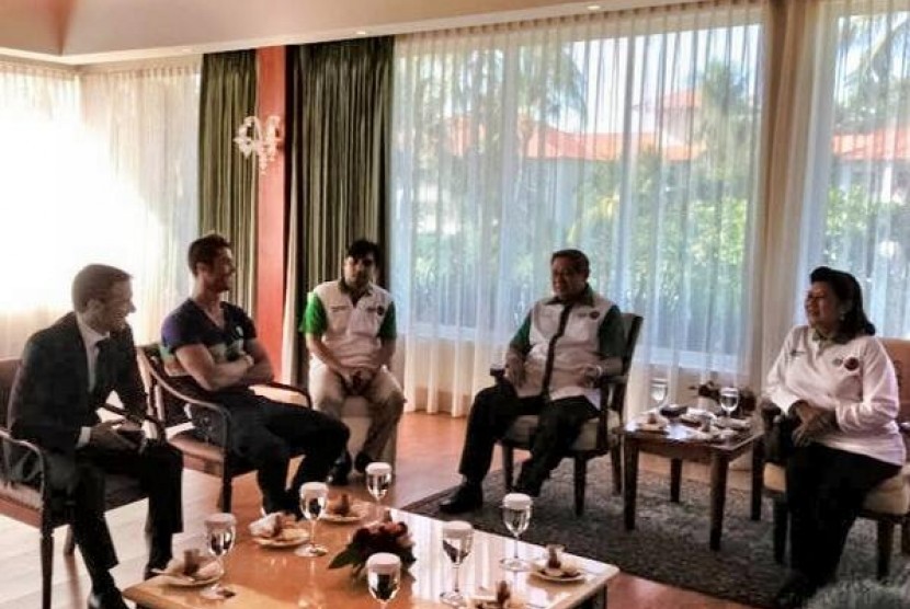 Presiden SBY beserta ibu negara Ani Yudhoyono berbincang dengan Cristiano Ronaldo.