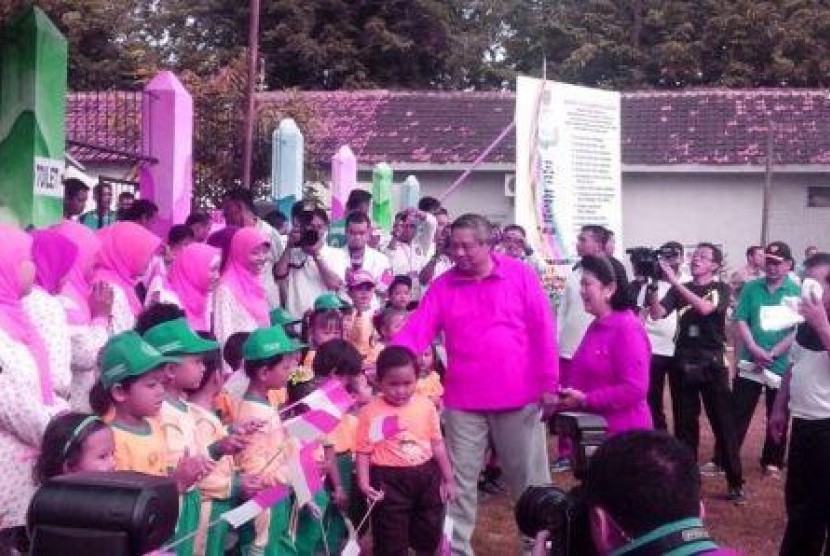 Presiden SBY dan Ibu Ani Yudhoyono menghampiri anak-anak PAUD Kuncup Harapan, Probolinggo, Jawa Timur, usai bermain voli, Sabtu (4/5).