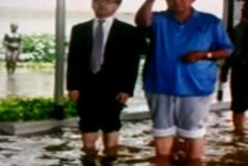 Presiden SBY dan Menlu Marty Natalagawa meninjau banjir