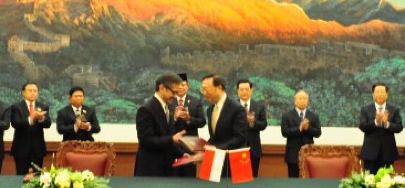 Presiden SBY dan Presiden Cina Hu Jintao menyaksikan Menlu Marty Natalegawa dan Menlu Cina Yang Jiechi bertukar nota kesepahaman yang ditandangani pada Jumat (23/3/2011)