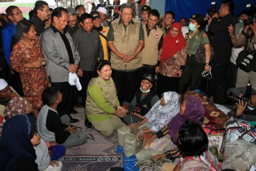 Presiden SBY (keempat kiri) dan rombongan berbincang dengan pengungsi Sinabung, di lokasi pengungsian Masjid Agung, Kabanjahe, Karo, Sumut, Kamis (23/1).