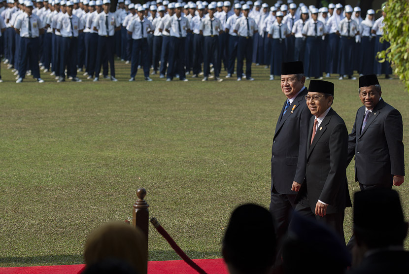 Presiden SBY (ketiga kanan) didampingi Boediono dan Mendikbud M. Nuh (kanan) tiba di lapangan upacara Peringatan Hari Kesaktian Pancasila di Monumen Pancasila Sakti, Lubang Buaya, Jakarta Timur, Rabu (1/10).(Antara/Widodo S.Jusuf)