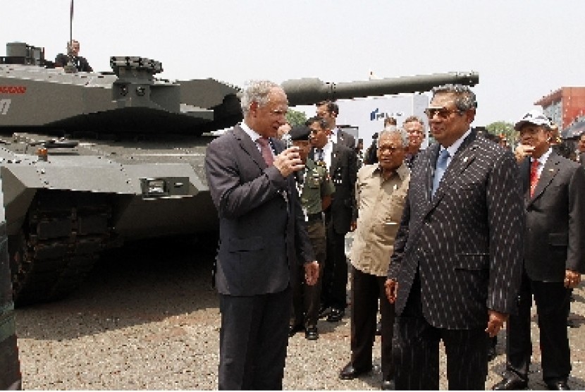 Presiden SBY melihat MBT Leopard 2A6 di arena pameran Indo Defence 2012 di JIExpo, Kemayoran, Sabtu (10/11). 