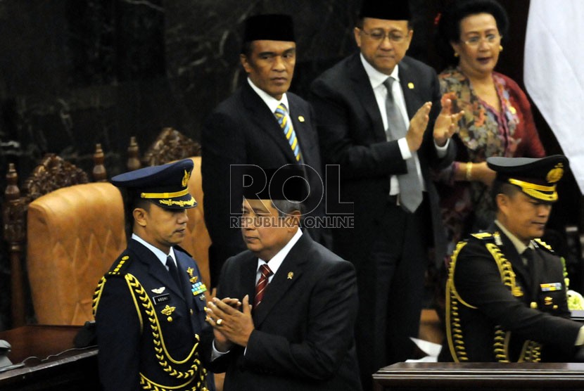 Presiden SBY memberikan penghormatan usai menyampaikan Rancangan APBN 2015 dalam sidang paripurna di Ruang Rapat Paripurna I, Gedung Nusantara, Kompleks Parlemen, Jakarta, Jumat (15/8).(Republika/Aditya Pradana Putra)