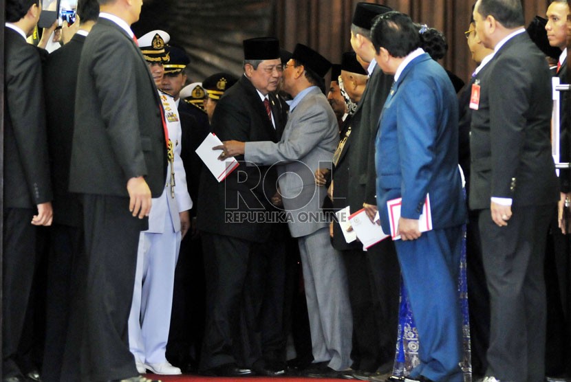 Presiden SBY mendapat pelukan dari salah satu anggota DPR usai penyampaian Rancangan APBN 2015 dalam sidang paripurna di Ruang Rapat Paripurna I, Gedung Nusantara, Kompleks Parlemen, Jakarta, Jumat (15/8).(Republika/Aditya Pradana Putra)